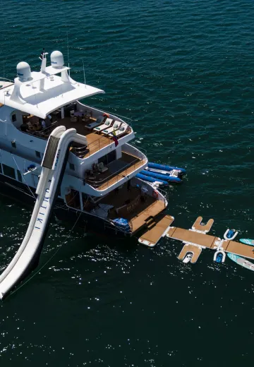 Panoramic-luxury-yatch-view-kayaks