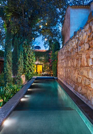 Swimmingpool-at-nighttime